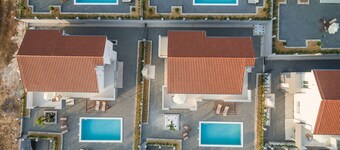 Modern 4 BD villa with heated pool for up to 8 guests