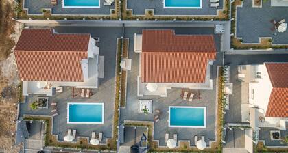 Modern 4 BD villa with heated pool for up to 8 guests