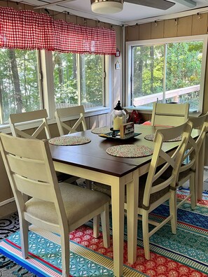 Dining - Quaint Family Cottage-New Spa tub with LAKE View-1 mile to Bailey’s Point (Scottsville)