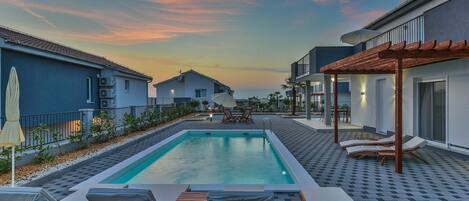 حمّام سباحة خارجي، حمّام سباحة مُدفَّأ