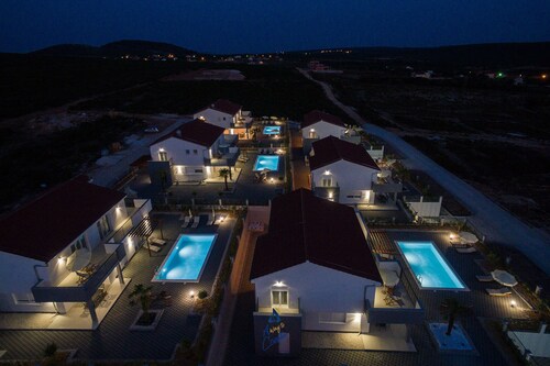 Moderne 4-Schlafzimmer-Villa mit beheiztem Pool für bis zu 8 Gäste in der Nähe von Zadar