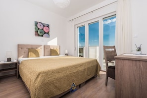 4 bedrooms, iron/ironing board, free WiFi, bed sheets