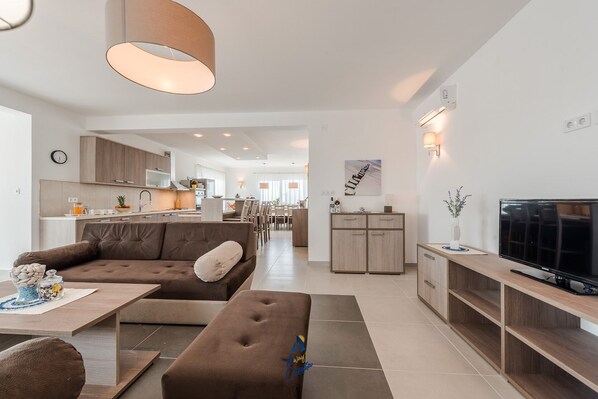 电视、DVD 播放器、书