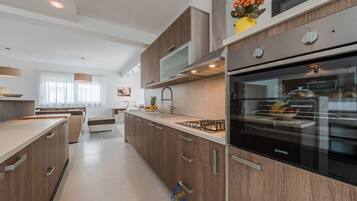 Kühlschrank, Mikrowelle, Ofen, Geschirrspüler