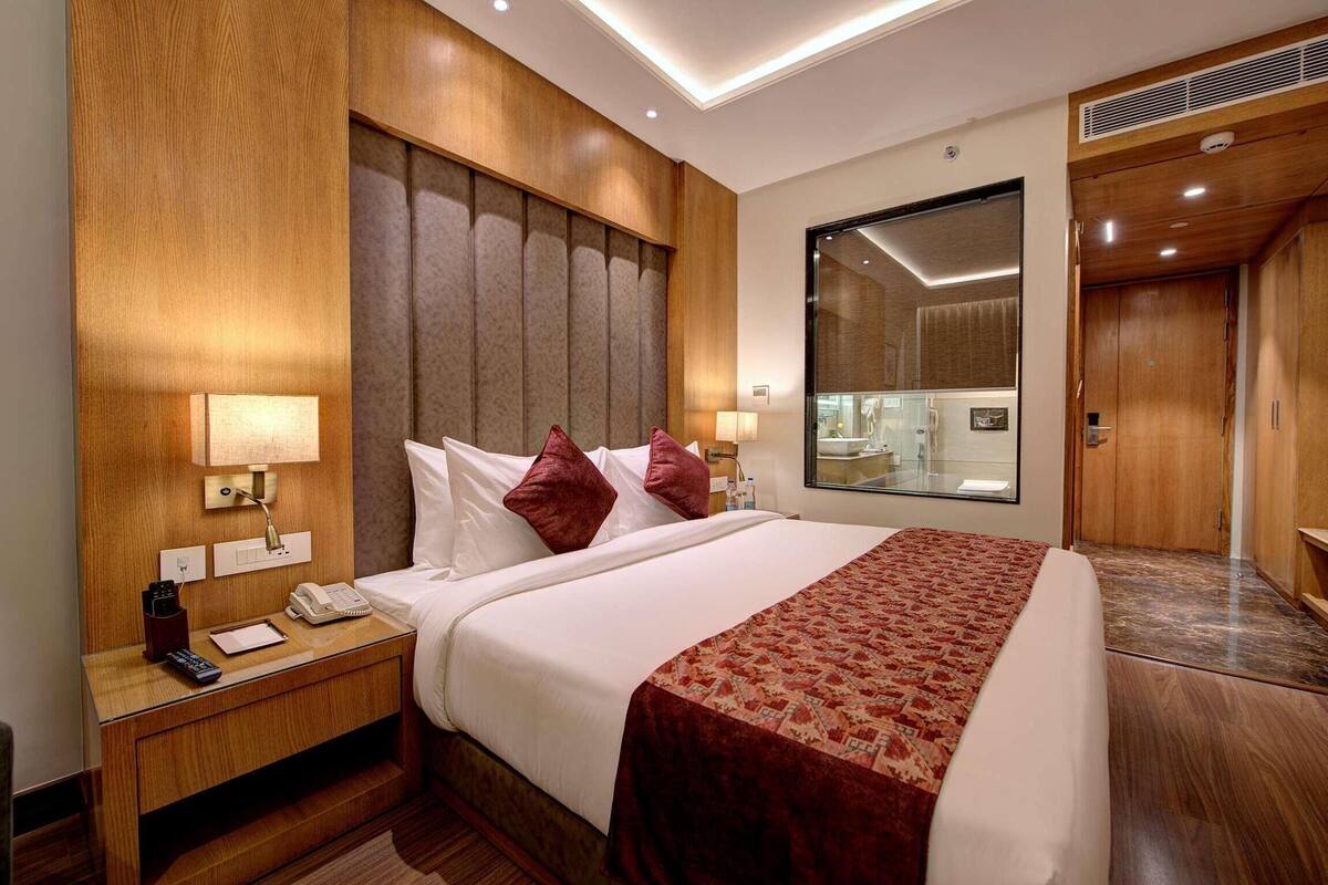 Egyptian cotton sheets, premium bedding, minibar, desk