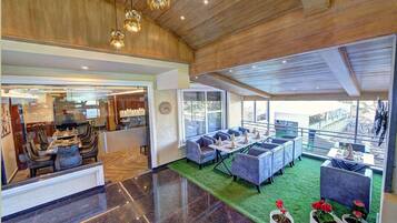 Daily buffet breakfast for a fee