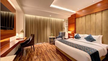 Egyptian cotton sheets, premium bedding, minibar, desk