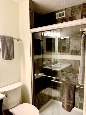 Combined shower/bathtub, hair dryer, towels, soap - 2+2 Beach Condo (Fernandina Beach)