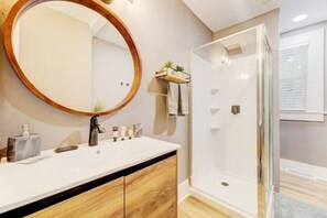 Ensemble douche/baignoire, sèche-cheveux, serviettes fournies, savon