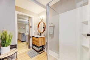 Ensemble douche/baignoire, sèche-cheveux, serviettes fournies, savon