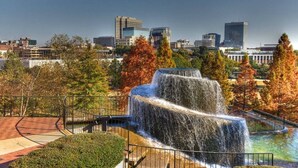 Une vue urbaine avec une cascade intégrée dans un parc.