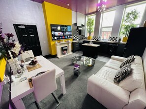 Smart TV, fireplace, books - PHOENIX Boutique Apartments (Goole)