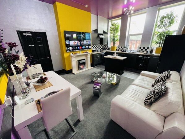 Smart-tv, eldstad och böcker