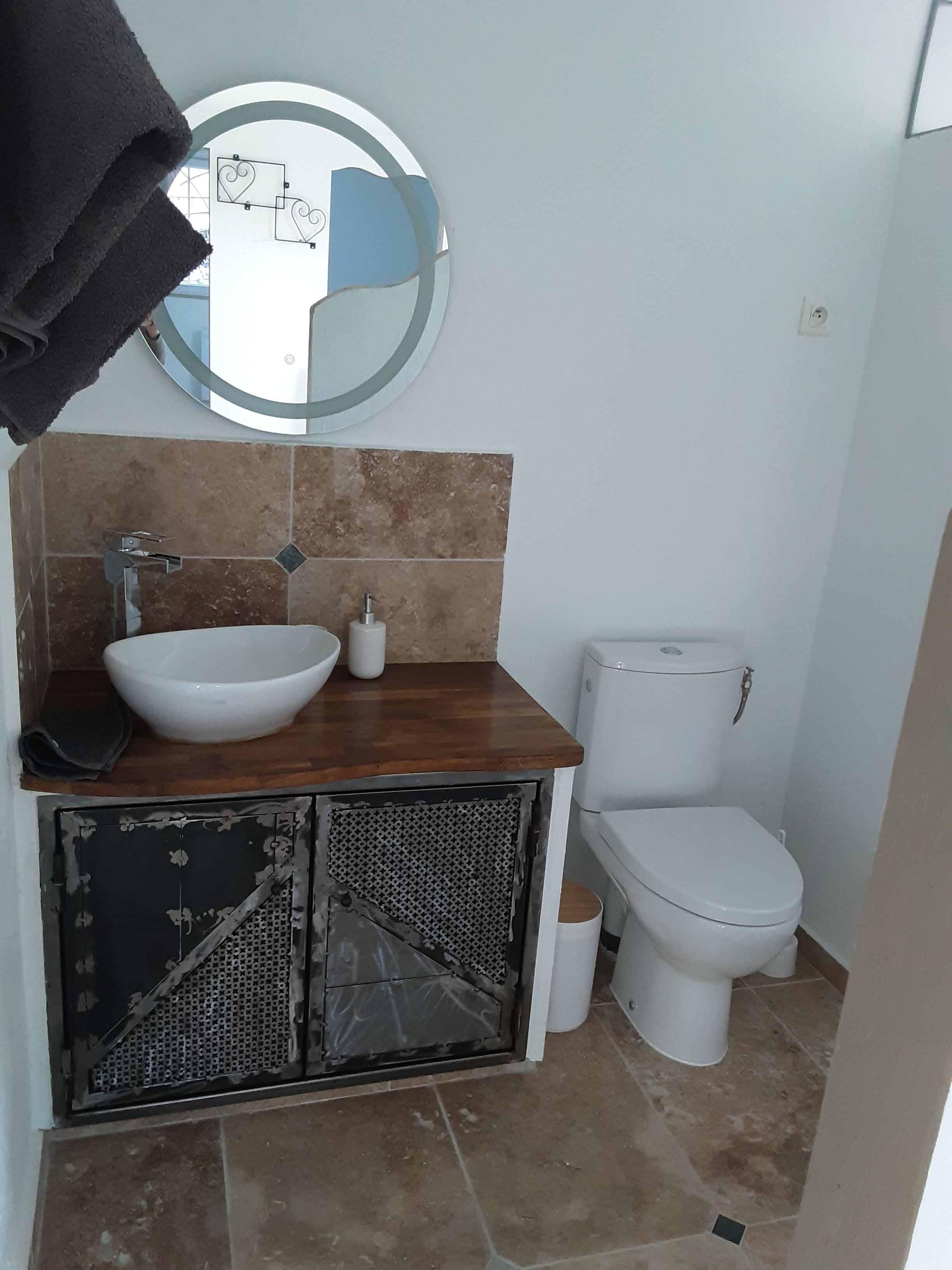Een douche, een haardroger, handdoeken, toiletpapier