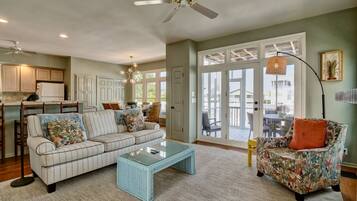 TV connectée, cheminée, livres