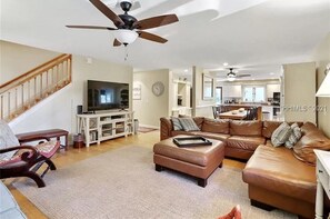 Téléviseur connecté, table de ping-pong