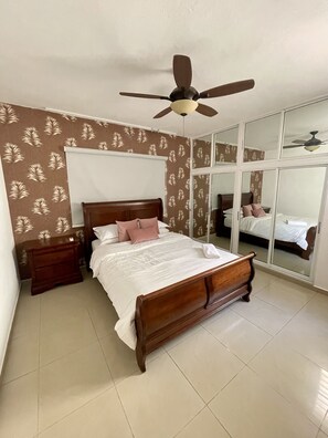 3 bedrooms, desk, iron/ironing board, free WiFi