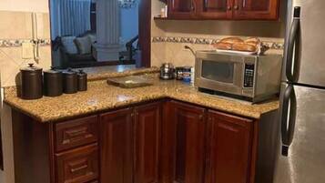 Coffee/tea maker, fridge, microwave, oven