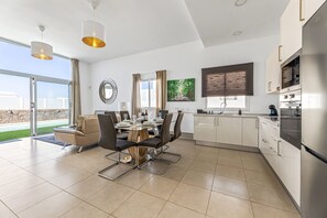 Een koelkast, een microgolfoven, een oven, een vaatwasser