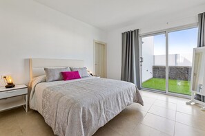 3 slaapkamers, een strijkplank/strijkijzer, gratis wifi, beddengoed