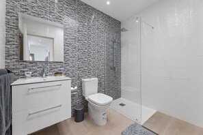 Shower, hair dryer, towels - Villa La Sombrera (Playa Blanca)