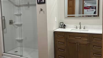 Combined shower/tub, hair dryer, towels