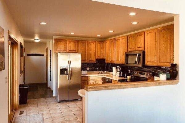 Microondas, lavavajillas, cafetera/tetera, utensilios de cocina