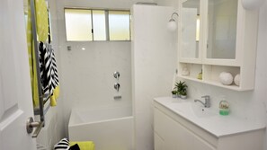 Combined shower/tub, towels