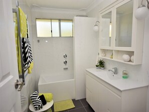 Combined shower/tub, hair dryer, towels - Riverwood - Beautiful destination, large home perfect for a family getaway! (Nambucca Heads)