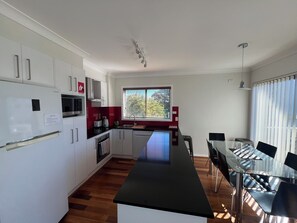 Fridge, microwave, oven, stovetop - OCEAN RETREAT - your next holiday and appreciate the views and the style! (Nambucca Heads)