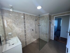 Shower, hair dryer, towels