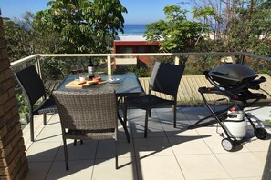 Outdoor dining - OCEAN RETREAT - your next holiday and appreciate the views and the style! (Nambucca Heads)