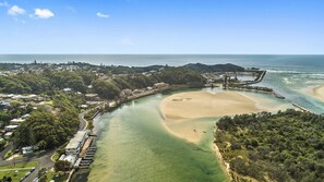 Beach nearby - Quayside -Bring the boat, tie it up at your own private jetty. (Nambucca Heads)