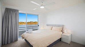 3 bedrooms, free WiFi, bed sheets - Quayside -Bring the boat, tie it up at your own private jetty. (Nambucca Heads)