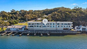 Exterior - Quayside -Bring the boat, tie it up at your own private jetty. (Nambucca Heads)