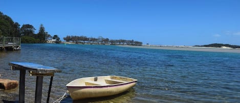 بالقرب من الشاطئ