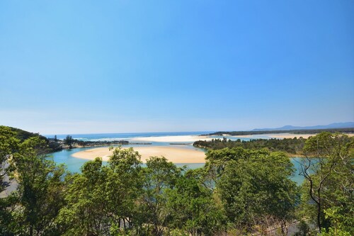 13 HIGH ST - Breathtaking views to die for! One of the best locations!