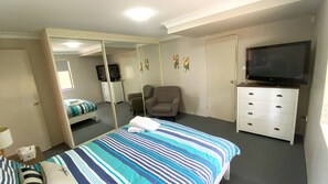 3 bedrooms, WiFi, bed sheets - Karingal - ocean views only minutes from the town centre overlooking pool (Nambucca Heads)