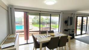 Dining - Karingal - ocean views only minutes from the town centre overlooking pool (Nambucca Heads)