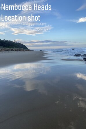 Beach - KARINGAL - ocean views only minutes from the town centre overlooking pool (Nambucca Heads)