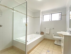 Bathtub, hair dryer, towels - KARINGAL - ocean views only minutes from the town centre overlooking pool (Nambucca Heads)