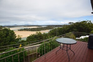 Outdoor dining - THE OUTLOOK - your next holiday destination, breathtaking water views! (Nambucca Heads)