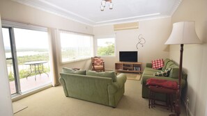 TV - The Outlook - your next holiday destination, breathtaking water views! (Nambucca Heads)