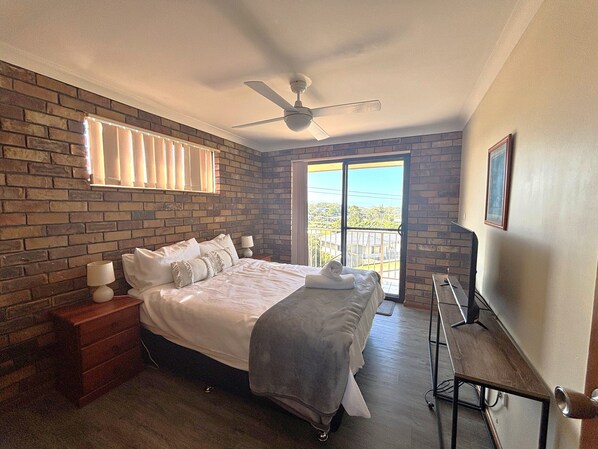 3 bedrooms, bed sheets