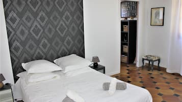 2 bedrooms, iron/ironing board, travel cot, free WiFi