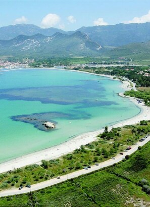 Una spiaggia nelle vicinanze