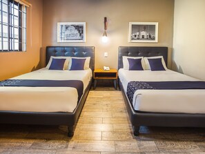 Quarto casal standard, 2 camas de casal | Wi-Fi de cortesia, roupa de cama