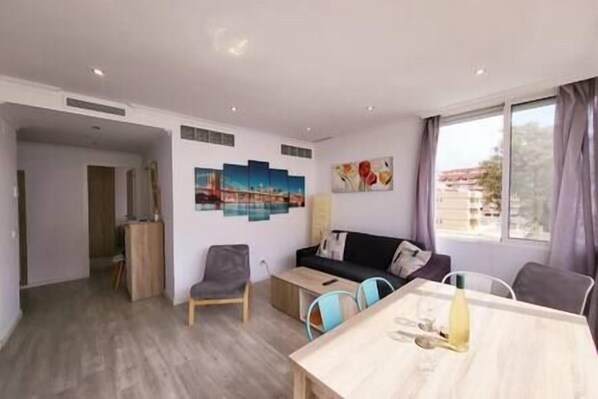 TV - Penthouse − Marbella Centre, Pool + Close to Beach (Marbella)