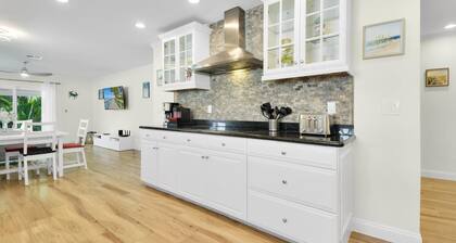Charming house in Naples Park one mile from Vanderbilt Beach