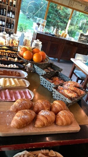Desayuno buffet (EUR 15 por persona)